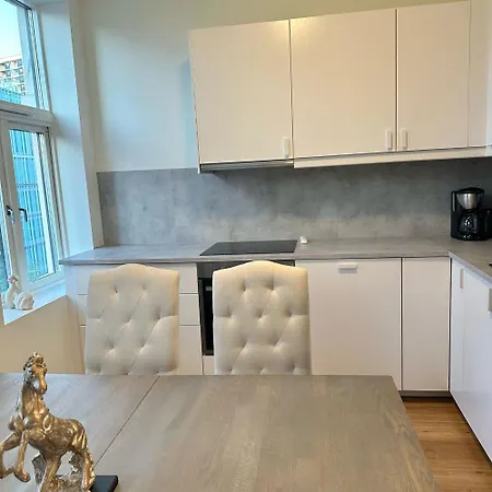 With Billiardtable Daire *